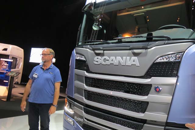 Kristofer Hansen es el responsable de estilismo y diseño en la nueva cabina de Scania.